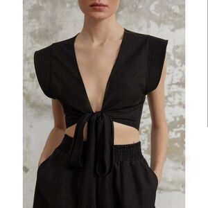 Sundei Mihri Wrapped And Tie Crop Top Black V-neck Short Sleeve